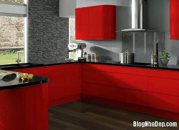 Căn bếp gây ấn tượng với tủ bếp màu đỏ