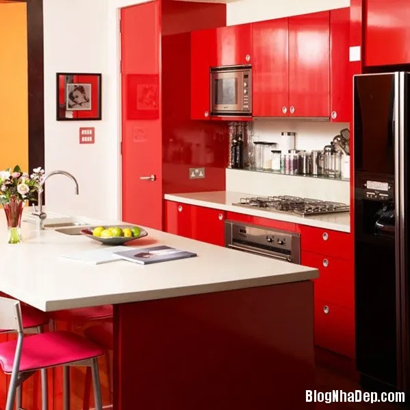 Căn bếp gây ấn tượng với tủ bếp màu đỏ