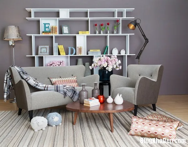 Phòng khách cuốn hút với bộ sofa gam màu trầm
